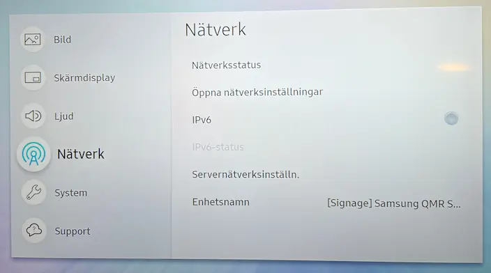 Anslut skärmen till internet, antingen med nätverkskabel eller via WiFi